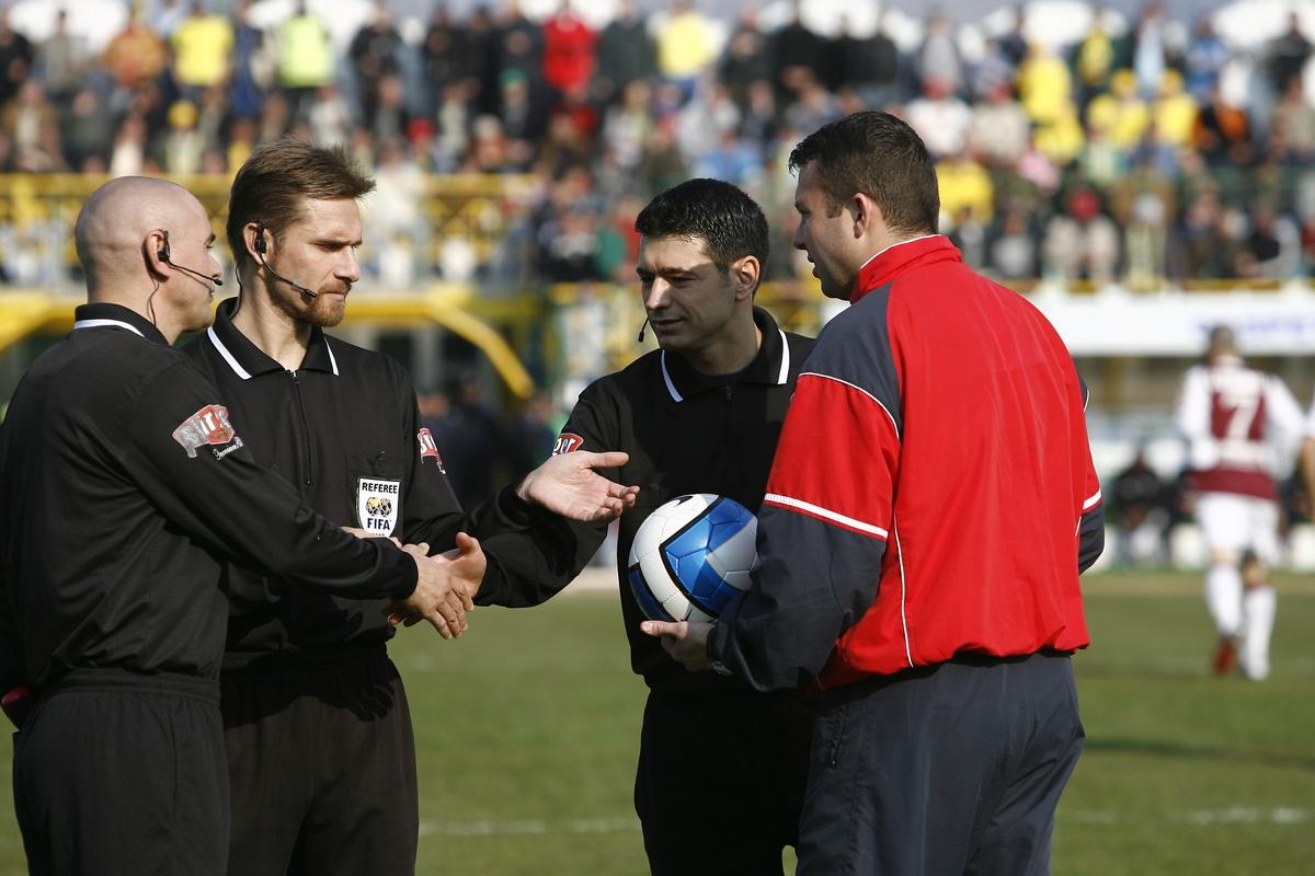Interzis de FRF, a plecat în Anglia să arbitreze! Aurel Onița, primul interviu după șapte ani de tăcere: „Mi s-a luat pasiunea! Cea mai mare bucurie e că alerg desculț pe plajă la răsăritul soarelui”