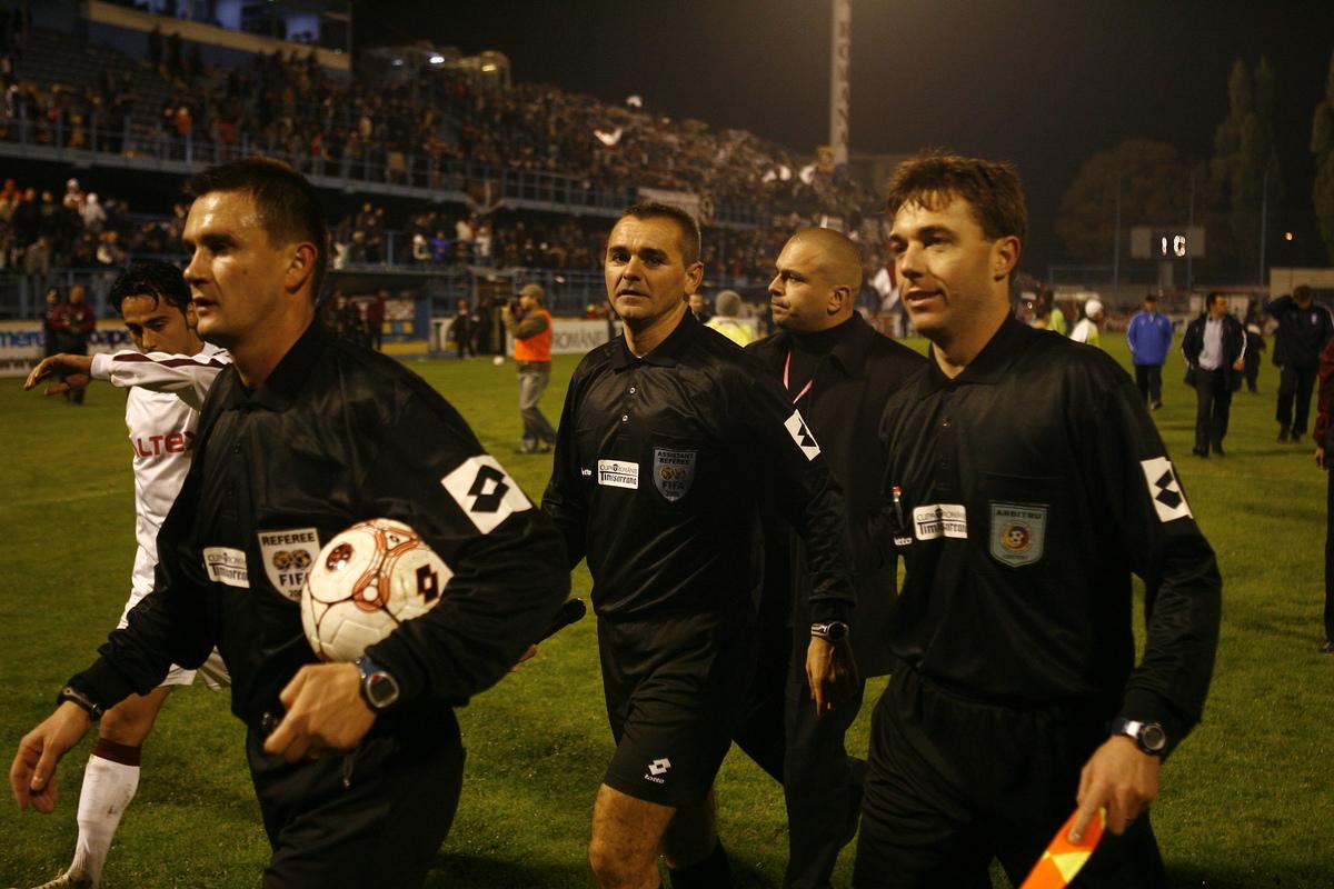 Interzis de FRF, a plecat în Anglia să arbitreze! Aurel Onița, primul interviu după șapte ani de tăcere: „Mi s-a luat pasiunea! Cea mai mare bucurie e că alerg desculț pe plajă la răsăritul soarelui”