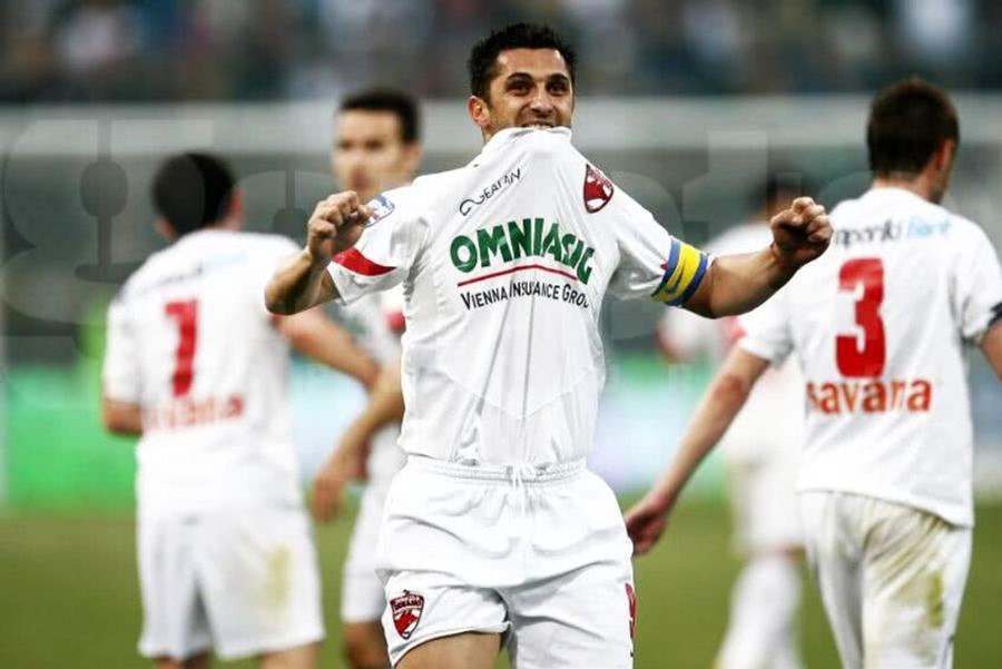 „Încă ni se pare «wow» să stăm de vorbă cu un jucător” » Tribuna Dinamo și pasiunea pentru „câinii roșii”: povestea tricoului viral cu fotbal-șampanie + moment amuzant cu suporterul de care a scris GSP: „Bă, ăsta e ăla al nostru!”