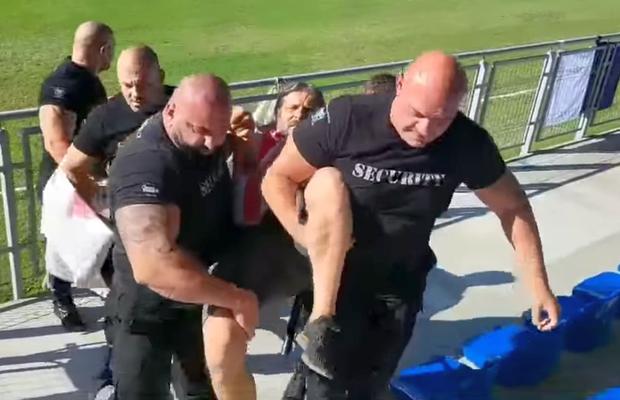 Scandal la Lipova » Agresat și luat pe sus de 4 bodyguarzi pentru că a afișat un mesaj anti-Meszar: „Îi dau în judecată! Nu mai pot să mișc mâna”