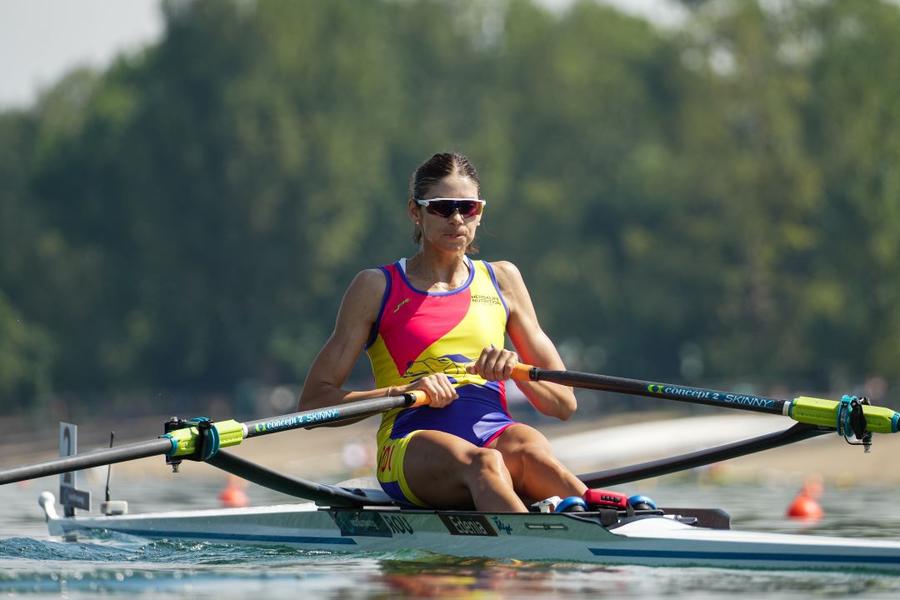 Gianina Van Groningen în timpul seriei din calificări Foto Balint Czucz Photography Început bun la Mondialele de canotaj de la Belgrad » 4 bărci „tricolore” merg mai departe
