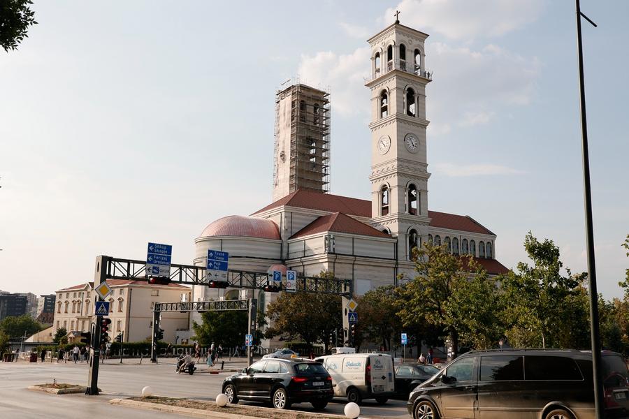 Turnul catedralei romano-catolice domină centrul capitalei kosovare GSP a ajuns în Pristina înaintea naționalei » 10 imagini și curiozități din capitala „americană” în care Lucescu dă restart la aventura „tricoloră”: patronul Bill Clinton, copiii Tonibler și catedrala ortodoxă abandonată