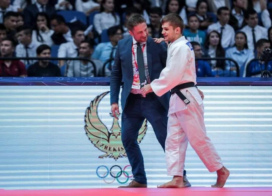 Alexandru Bologa alături de antrenorul său Tamas Gergely FOTO IJW Alexandru Bologa, dublu medaliat cu bronz la Jocurile Paralimpice, bifează la Paris a treia sa ediție: „Judoul m-a ajutat să-mi scriu propria poveste”