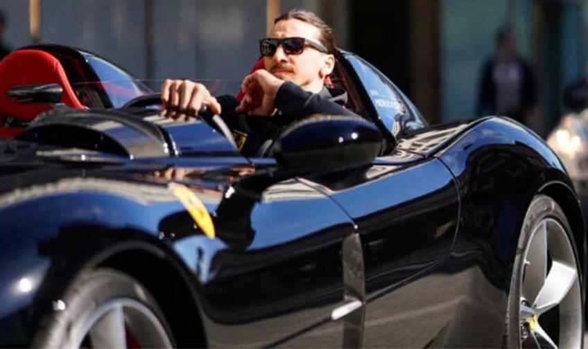 Zlatan Ibrahimovic, aici la volanul unui Ferrari Monza SP2, produs ]n 499 de exemplare