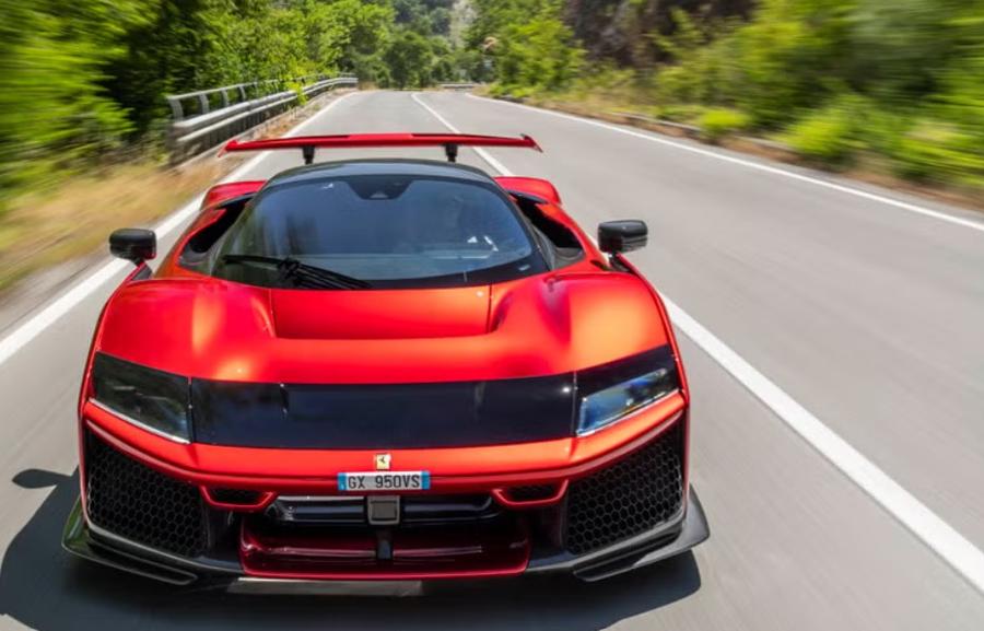 Noul Ferrari F80 în care va „zbura” pe șosele Zlatan Ibrahimovic Ultima achiziție din colecția de lux a lui Ibrahimovic: și-a comandat modelul de 3,6 milioane de euro!
