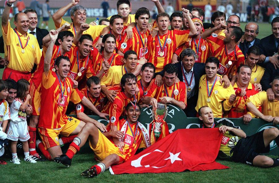 Lucescu, Hagi și Gică Popescu au cucerit împreună Supercupa Europei cu Galatasaray, în august 2000 / Foto: Imago Images Galatasaray, mesaj de susținere pentru Mircea Lucescu: „Îi transmitem cele mai bune urări”