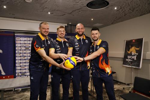 Antrenorul Sergiu Stancu și jucătorii Adrian Aciobăniţei, Bela Bartha și Marian Bala, pregățitiți de Campioantul Mondial din Filipine FOTO FRV