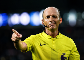 Dezvăluiri incredibile ale arbitrului cu 553 de meciuri în Premier League: „Mă provocam să văd cât pot să rezist fără să fluier, în timpul meciului. Am ajuns la 25 de minute”