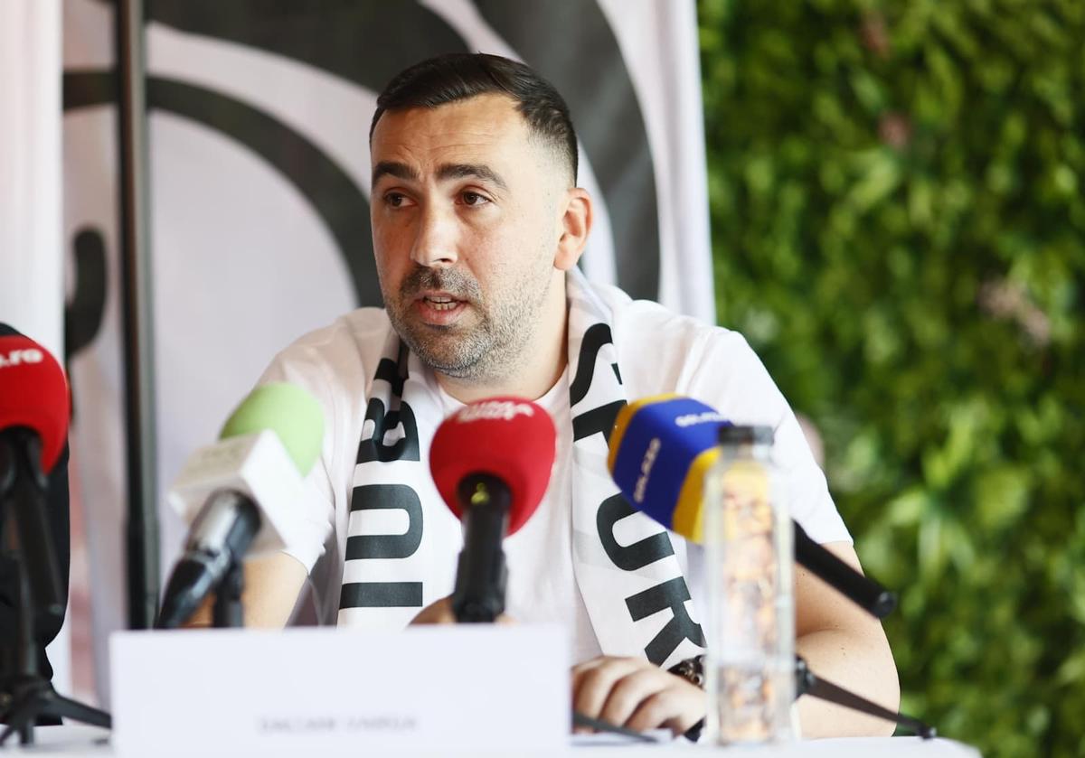 Sportul Studențesc și-a prezentat echipa » Noul antrenor și-a citit discursul de pe telefon și a primit aplauze: „Ăsta trebuie să fie obiectivul nostru!”