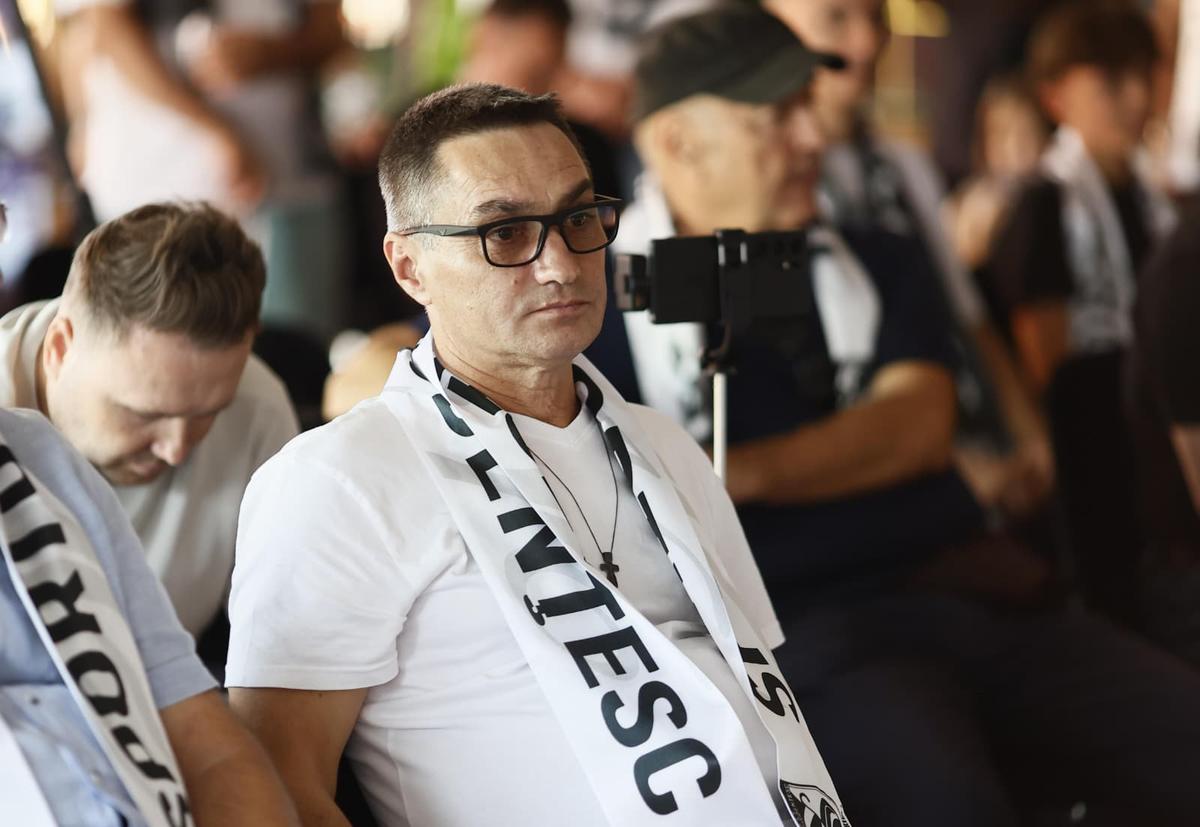 Sportul Studențesc și-a prezentat echipa » Noul antrenor și-a citit discursul de pe telefon și a primit aplauze: „Ăsta trebuie să fie obiectivul nostru!”