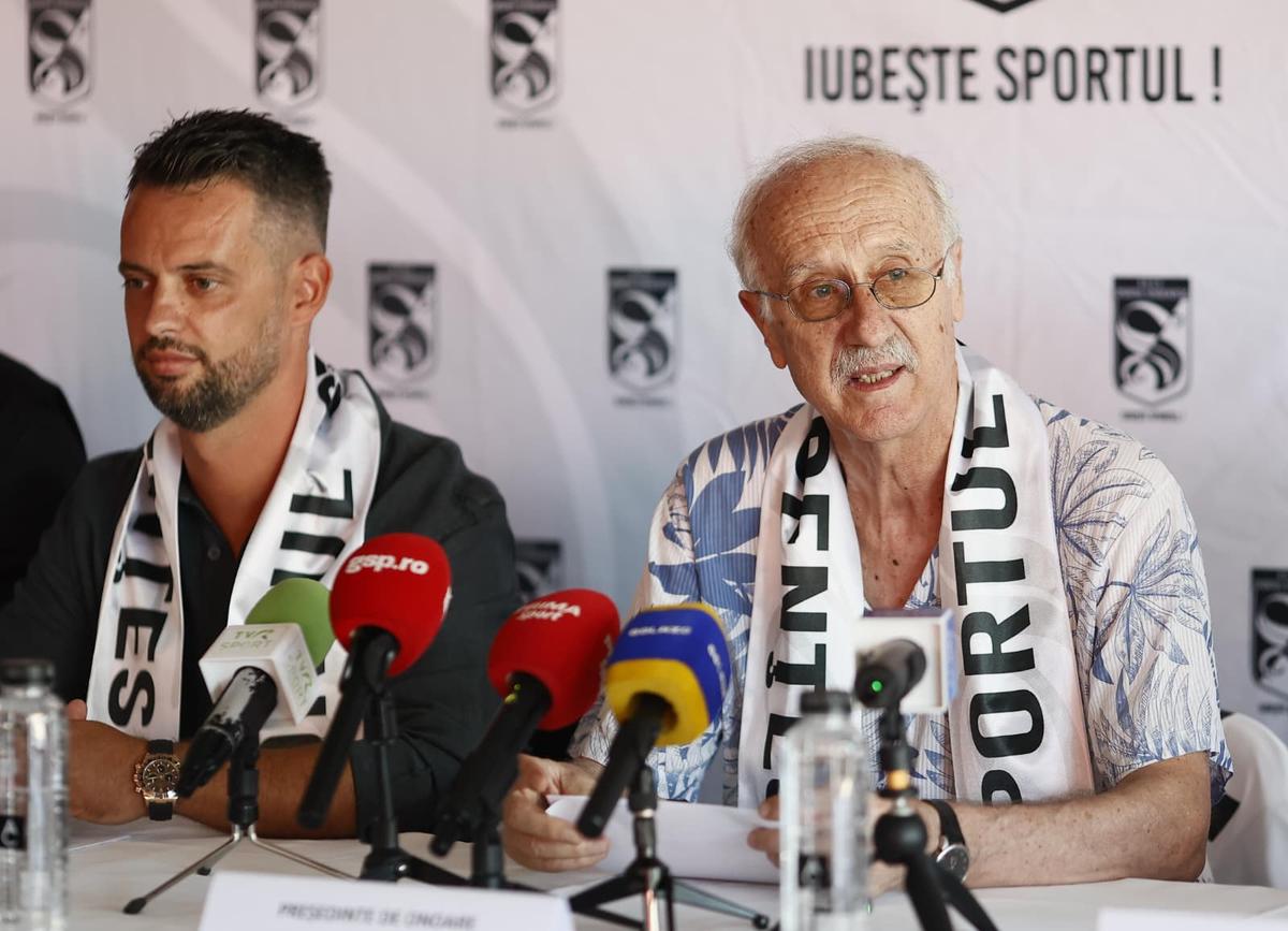 Sportul Studențesc și-a prezentat echipa » Noul antrenor și-a citit discursul de pe telefon și a primit aplauze: „Ăsta trebuie să fie obiectivul nostru!”