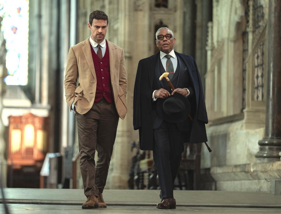 Theo James și Giancarlo Esposito în serialul The Gentlemen Vinnie Jones, de la durul anilor ’90 din fotbalul englez la actorie » Dialog cu GSP înainte de noul sezon din The Gentlemen: „Guy Ritchie a văzut ceva în mine ce alții n-au văzut”