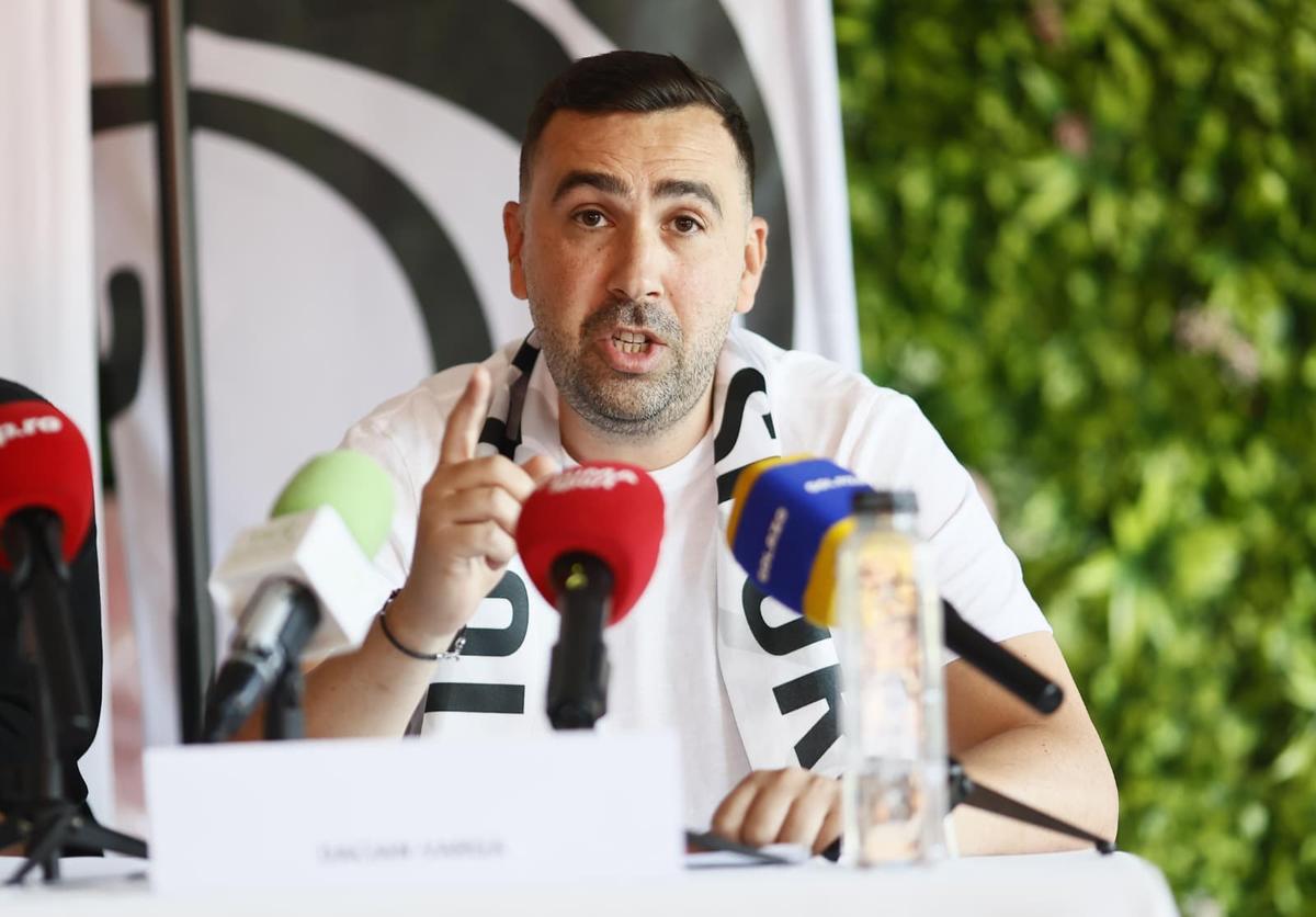 Sportul Studențesc și-a prezentat echipa » Noul antrenor și-a citit discursul de pe telefon și a primit aplauze: „Ăsta trebuie să fie obiectivul nostru!”