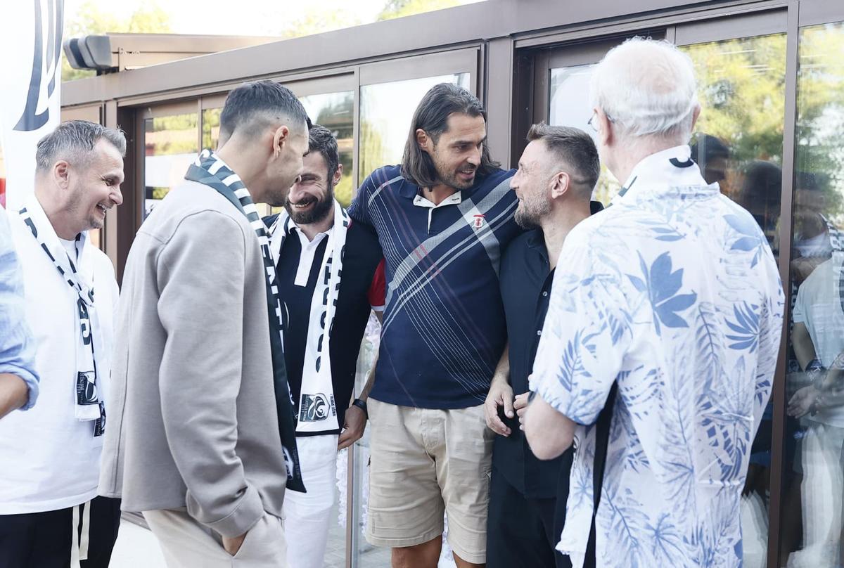 Sportul Studențesc și-a prezentat echipa » Noul antrenor și-a citit discursul de pe telefon și a primit aplauze: „Ăsta trebuie să fie obiectivul nostru!”