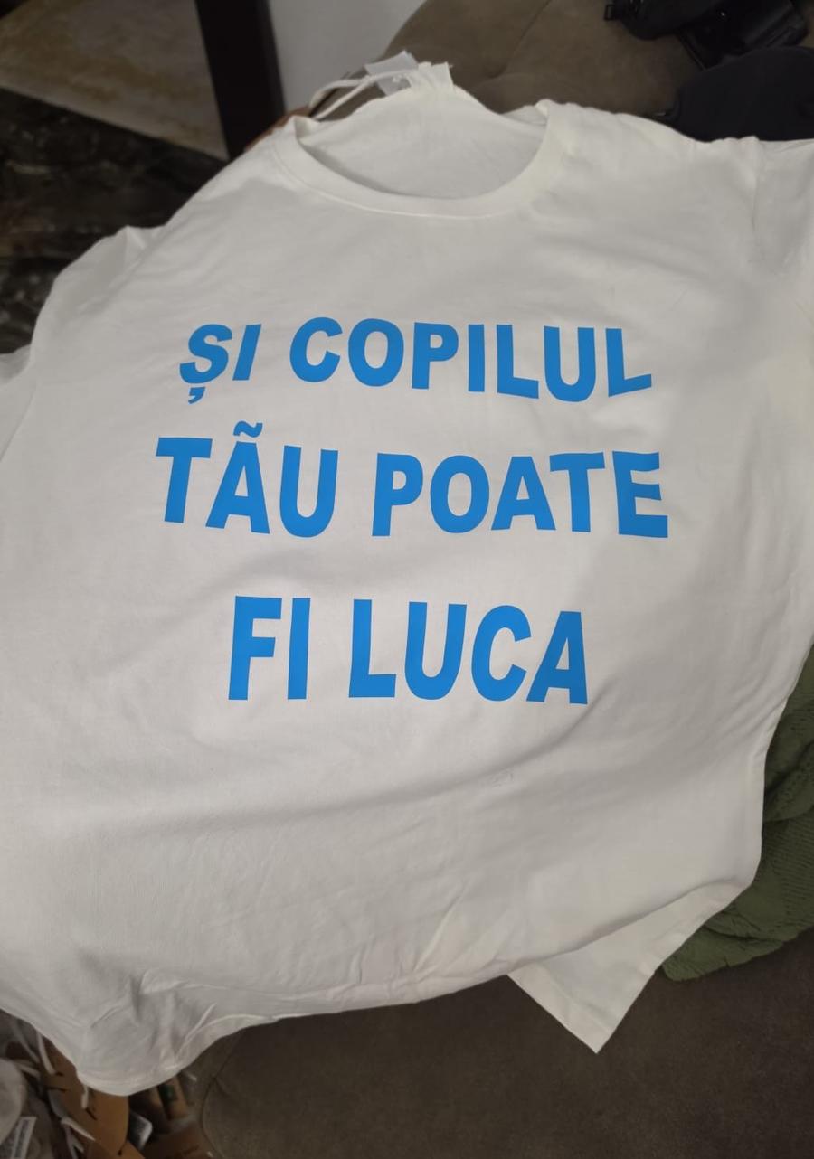 Tricoul cu mesajul special care ar urma să fie purtat joi dimineața în timpul protestului programat la turneul „Ilie Balaci” Acuzații de șpăgi și pile la Academia U Craiova: „Doamnă, aveți ceva adidași pentru mine?” + Lorena Balaci acuzată: „Mi-a cerut fără rușine”