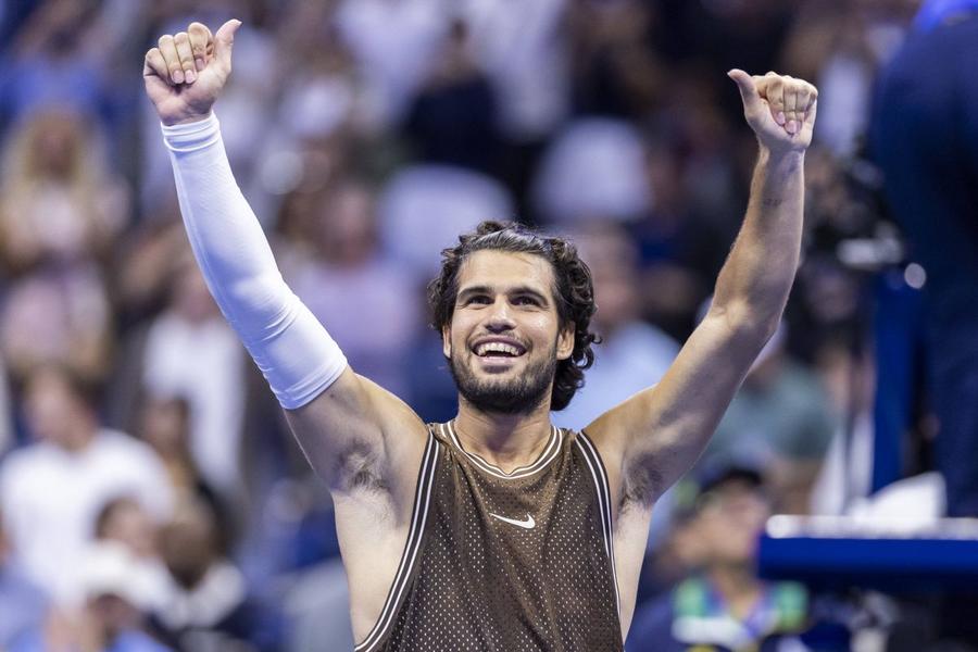 A pierdut primul set, dar apoi a devenit de neoprit » Alcaraz, victorie clară în turul doi de la US Open