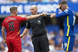 Celebrul arbitru din Premier League șochează: „Mă provocam să văd cât pot să rezist fără să fluier, în timpul meciului. Am ajuns la 25 de minute”
