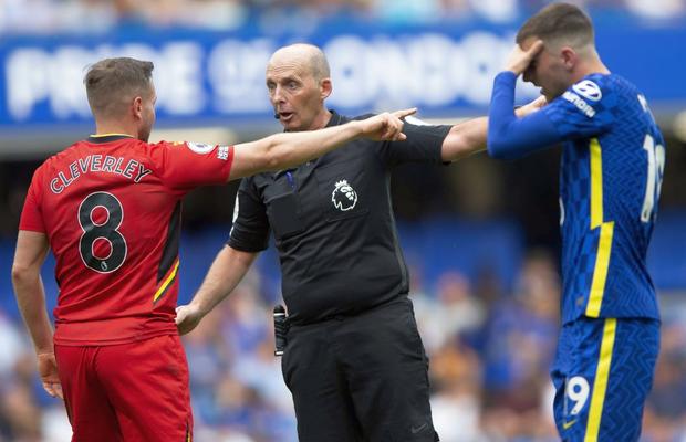 Celebrul arbitru din Premier League șochează: „Mă provocam să văd cât pot să rezist fără să fluier, în timpul meciului. Am ajuns la 25 de minute”