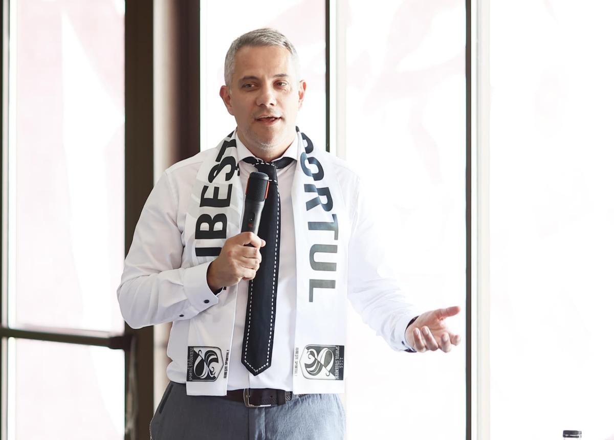 Sportul Studențesc și-a prezentat echipa » Noul antrenor și-a citit discursul de pe telefon și a primit aplauze: „Ăsta trebuie să fie obiectivul nostru!”