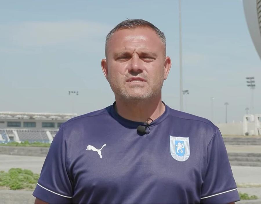 Antrenorul grupei U13, Bogdan Budescu, i-ar fi cerut mamei lui Luca Stancu favoruri de ordin material. Foto: captură Universitatea Craiova TV Acuzații de șpăgi și pile la Academia U Craiova: „Doamnă, aveți ceva adidași pentru mine?” + Lorena Balaci acuzată: „Mi-a cerut fără rușine”