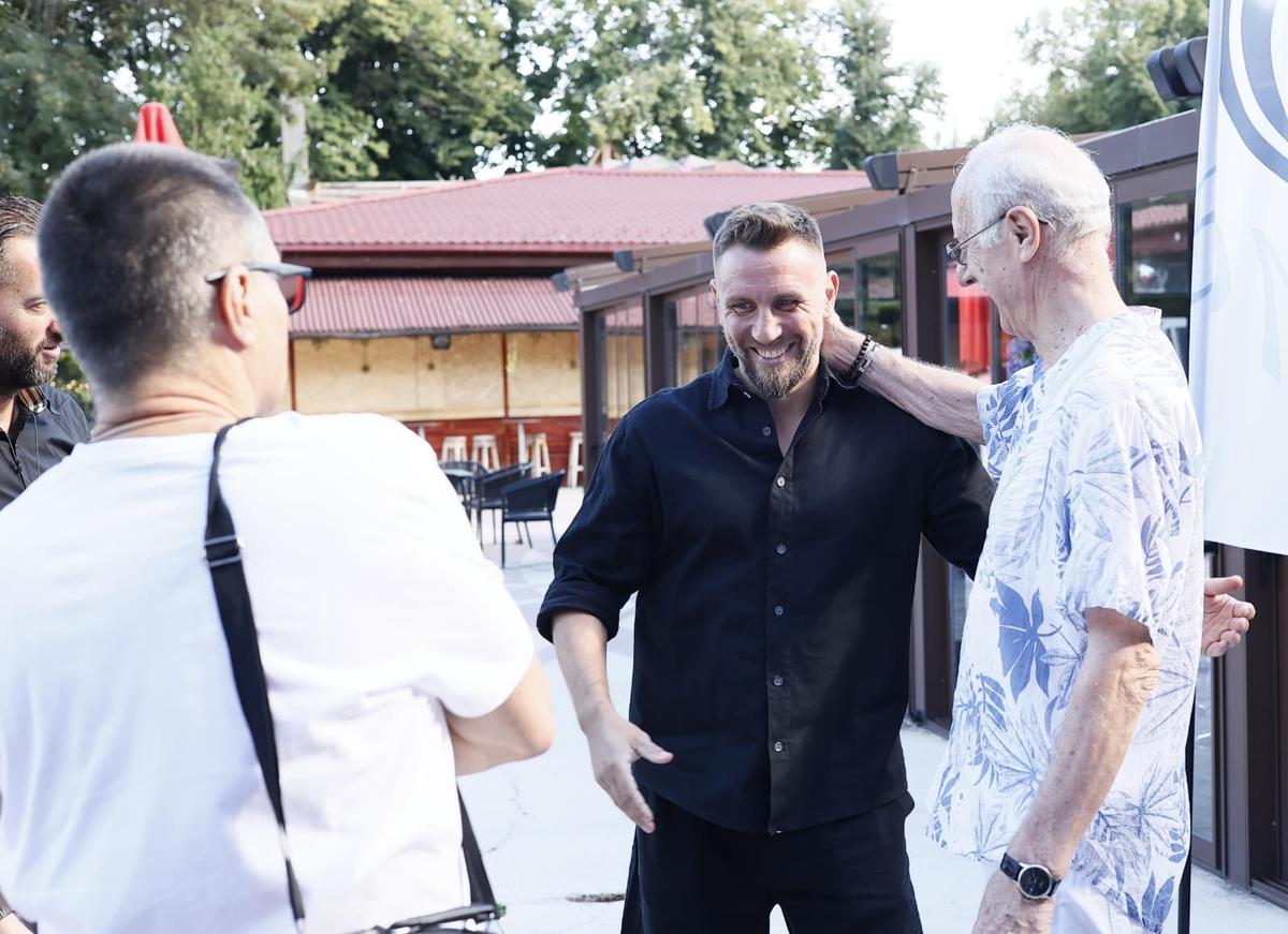 Sportul Studențesc și-a prezentat echipa » Noul antrenor și-a citit discursul de pe telefon și a primit aplauze: „Ăsta trebuie să fie obiectivul nostru!”