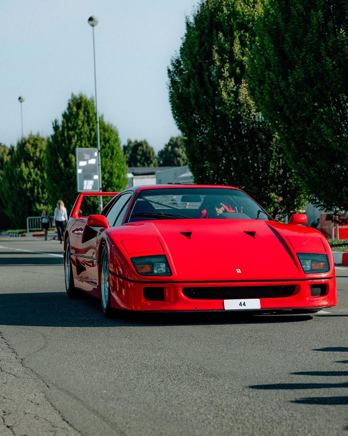 Lewis Hamilton și Ferrari F40