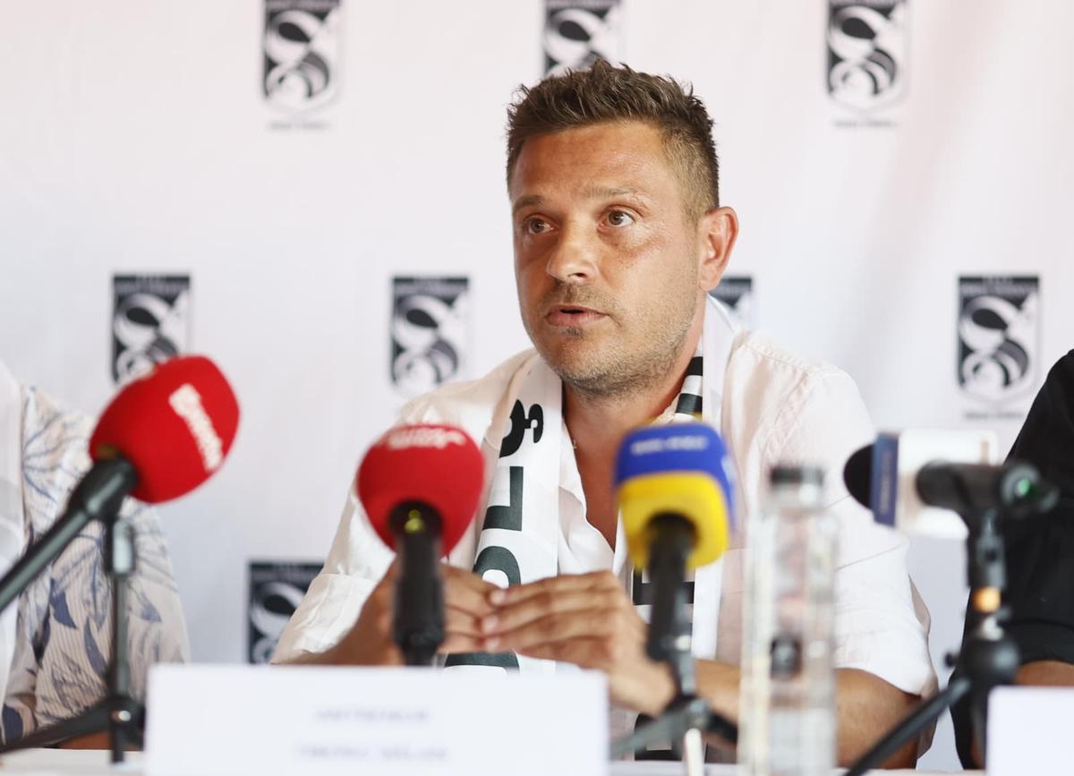Sportul Studențesc și-a prezentat echipa » Noul antrenor și-a citit discursul de pe telefon și a primit aplauze: „Ăsta trebuie să fie obiectivul nostru!”