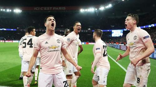 Diogo Dalot (jucătorul cu mâinile depărtate de corp)