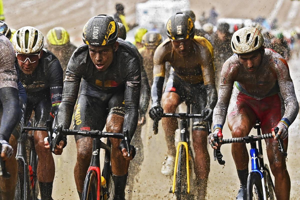 Sonny Colbrelli a câștigat Paris-Roubaix 2021! Imagini extraordinare cu cicliștii plini de noroi