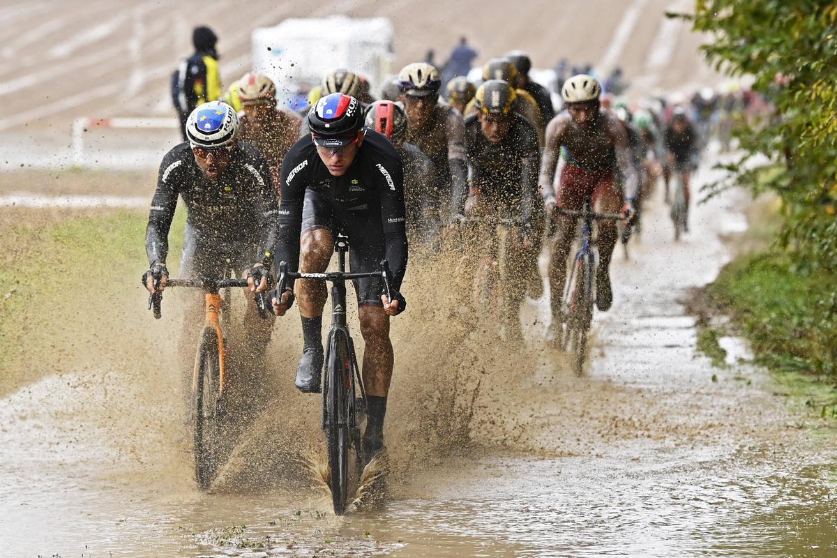 Sonny Colbrelli a câștigat Paris-Roubaix 2021! Imagini extraordinare cu cicliștii plini de noroi