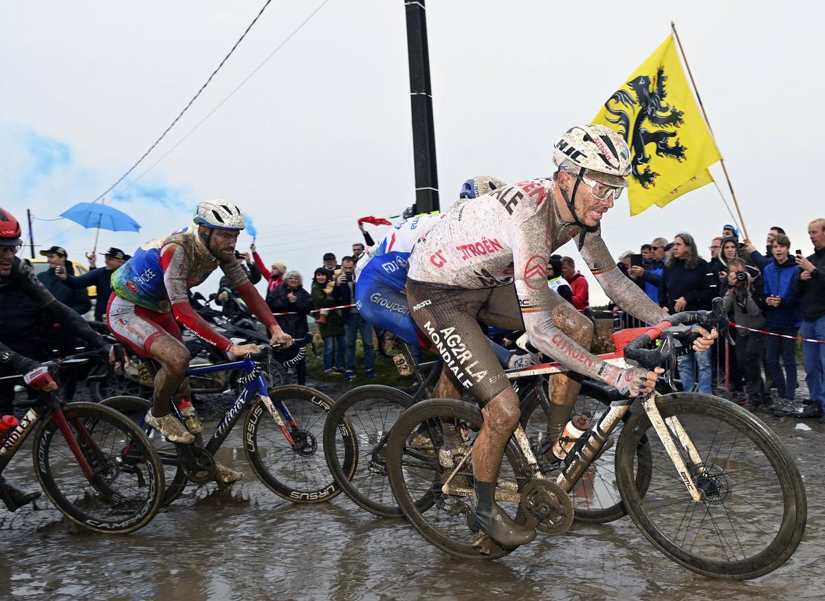 Sonny Colbrelli a câștigat Paris-Roubaix 2021! Imagini extraordinare cu cicliștii plini de noroi