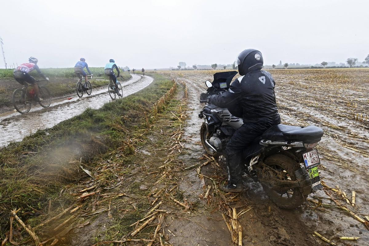 Sonny Colbrelli a câștigat Paris-Roubaix 2021! Imagini extraordinare cu cicliștii plini de noroi