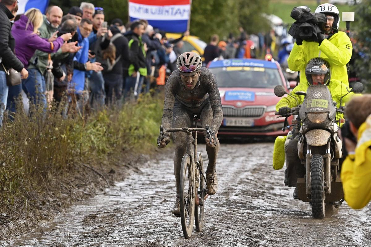 Sonny Colbrelli a câștigat Paris-Roubaix 2021! Imagini extraordinare cu cicliștii plini de noroi