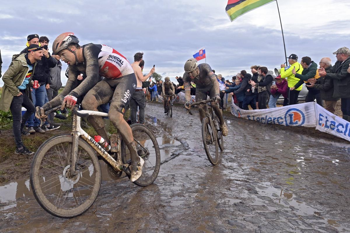 Sonny Colbrelli a câștigat Paris-Roubaix 2021! Imagini extraordinare cu cicliștii plini de noroi