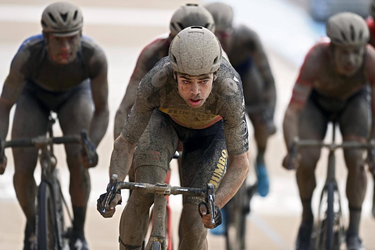 Sonny Colbrelli a câștigat Paris-Roubaix 2021! Imagini extraordinare cu cicliștii plini de noroi