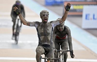 Sonny Colbrelli a câștigat Paris-Roubaix 2021! Imagini extraordinare cu cicliștii plini de noroi
