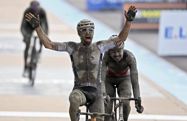 Sonny Colbrelli a câștigat Paris-Roubaix 2021! Imagini extraordinare cu cicliștii plini de noroi