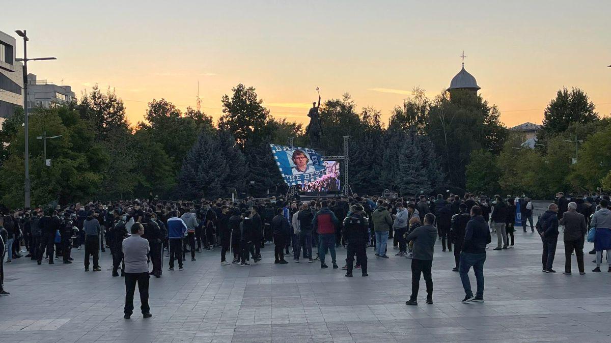 Atmosferă IRESPIRABILĂ la derby-ul Craiovelor: meciul a fost întrerupt din cauza materialelor pirotehnice