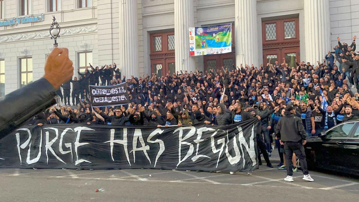 Atmosferă IRESPIRABILĂ la derby-ul Craiovelor: meciul a fost întrerupt din cauza materialelor pirotehnice
