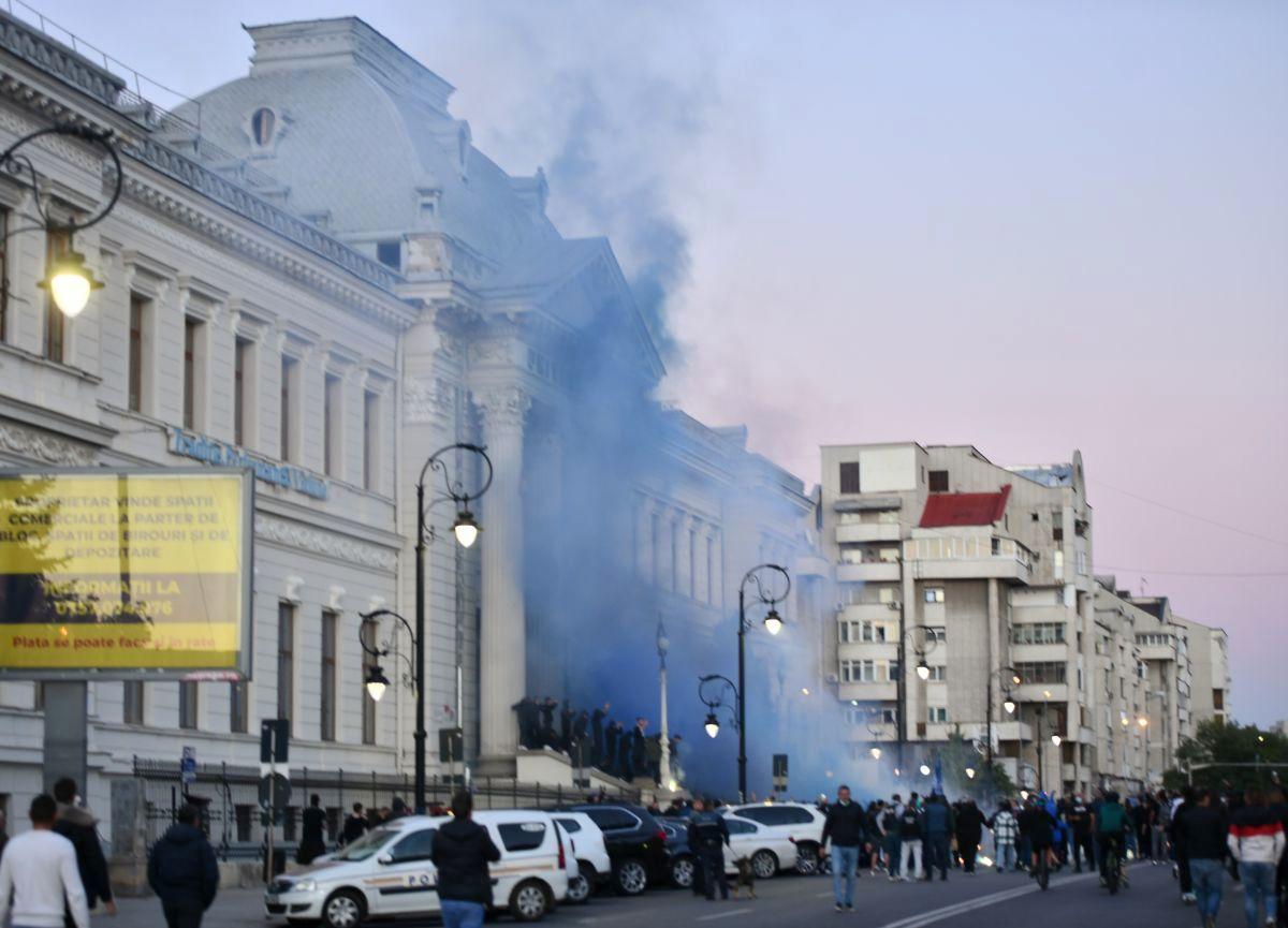 Atmosferă IRESPIRABILĂ la derby-ul Craiovelor: meciul a fost întrerupt din cauza materialelor pirotehnice