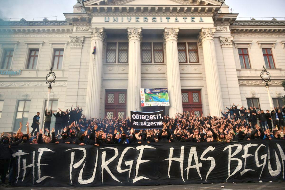 Atmosferă IRESPIRABILĂ la derby-ul Craiovelor: meciul a fost întrerupt din cauza materialelor pirotehnice