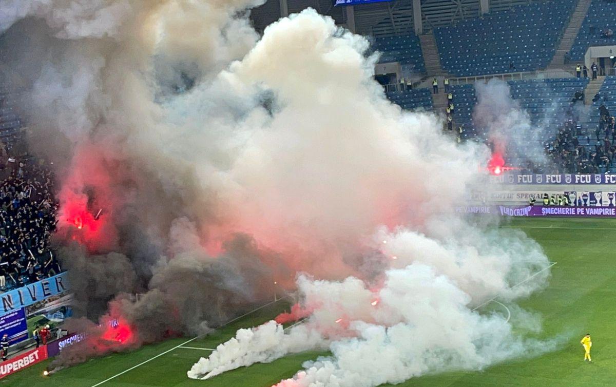 Atmosferă IRESPIRABILĂ la derby-ul Craiovelor: meciul a fost întrerupt din cauza materialelor pirotehnice