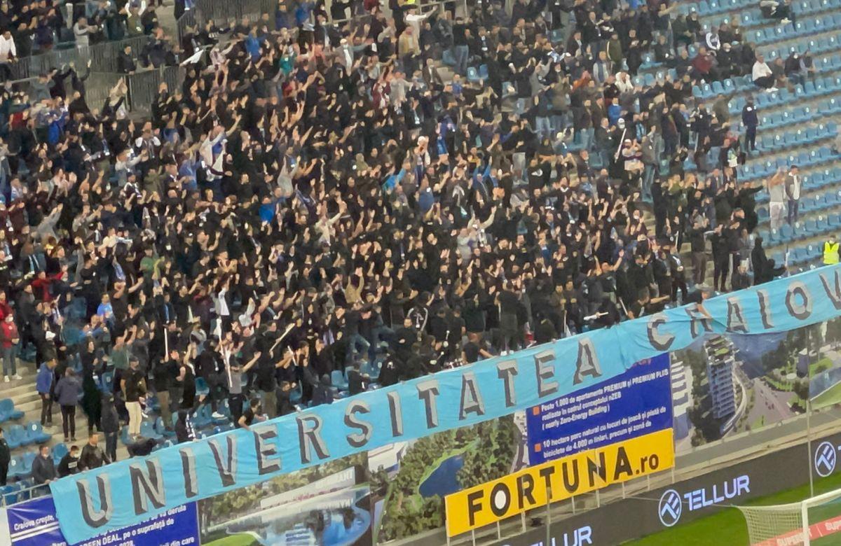 Atmosferă IRESPIRABILĂ la derby-ul Craiovelor: meciul a fost întrerupt din cauza materialelor pirotehnice