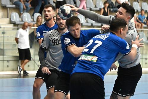 Stelistul Ciprian Șandru (cu mingea) și colegii săi în meciul cu CSM Constanța Foto sportpictures