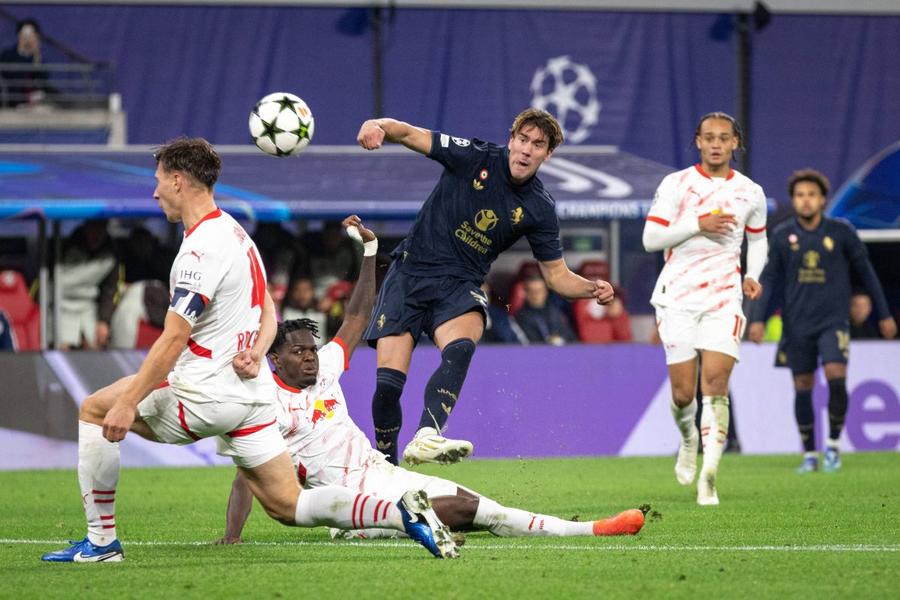 Dușan Vlahovic, cel mai bine plătit jucător din Serie A, și-a îngenuncheat adversarii la Lepzig cu o superexecuție / Foto: Imago Tânăra Bătrână Doamnă a junelui-prim Thiago Motta. Episodul II