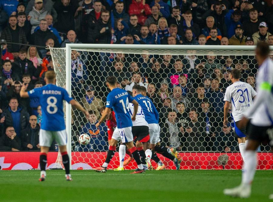 Tom Lawrence a adus doar o bucurie de cinci minute fanilor lui Rangers, egalând în 14', în partida cedată sever, 1-4 cu Lyon / Foto: Imago Rangers, daună totală în Europa League! I-am analizat pe scoțieni înainte de meciul cu FCSB » Unde poate profita campioana: sunt bulevarde