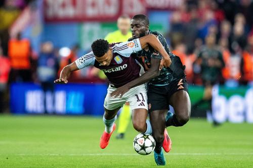 Duelul Watkins - Upmecano la care Radu Petrescu a lăsat jocul să continue / Foto: Imago