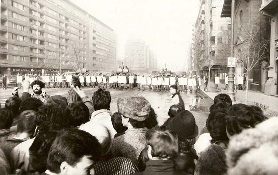 Manifestanți pe Bulevardul Magheru, București, foto: wikipedia.ro „Securistul era arbitru de Divizia C, voia să mă racoleze” » Interviu cu actorul Mihai Călin despre teatru, viața aspră din comunism și Revoluția din '89: „I-am dat două palme Claudiei, știam că glonțul face pneumonie”