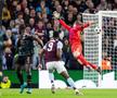 Duran a plasat balonul peste Neuer și va fi 1-0 pentru Aston Villa / Foto: Imago