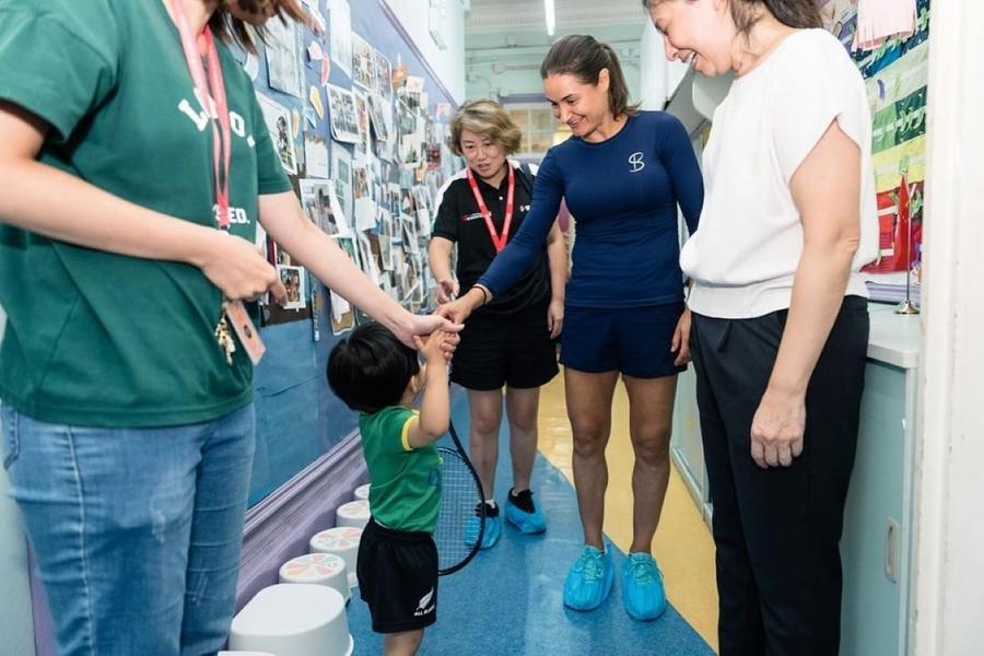 Monica Niculescu împreună cu un micuț și cu persoane din staff-ul „Mother’s Choice” din Hong Kong Foto: Instagram Monica Niculescu, alături de copiii fără familie la Hong Kong
